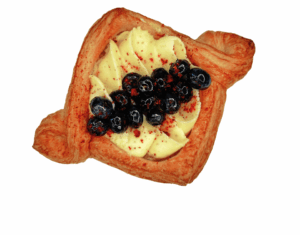 Gyvenimo gausa su vanilės kremu ir uogomis – Mon Ami sviestinis kepinys su šilauogėmis, vaniliniu kremu ir Mascarpone sūriu.