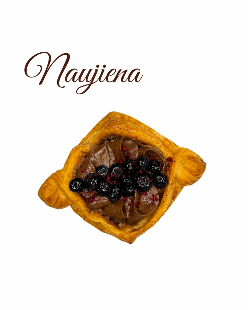 Gyvenimo gausa su šokoladu ir uogomis – Mon Ami sviestinis kepinys su šilauogėmis, braškėmis ir Mascarpone kremu, tobulas saldumo ir gaivos balansas.