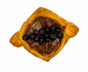 Gyvenimo gausa su šokoladu ir uogomis – Mon Ami sviestinis kepinys su šilauogėmis, braškėmis ir Mascarpone kremu, tobulas saldumo ir gaivos balansas.